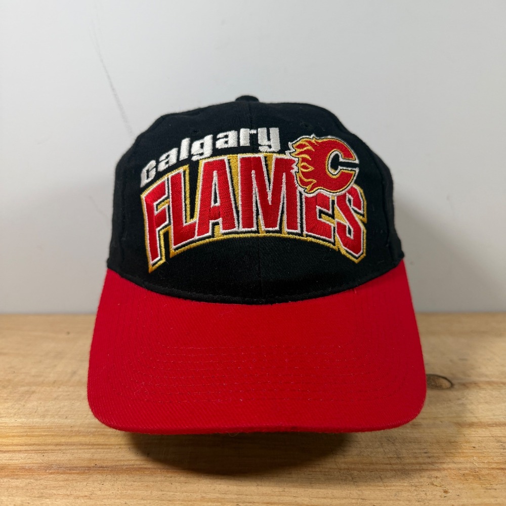 Calgary Flames Hat Mens OSFA Black Vintage 90s Arch NHL Hook Loop 2 Toned Cap
